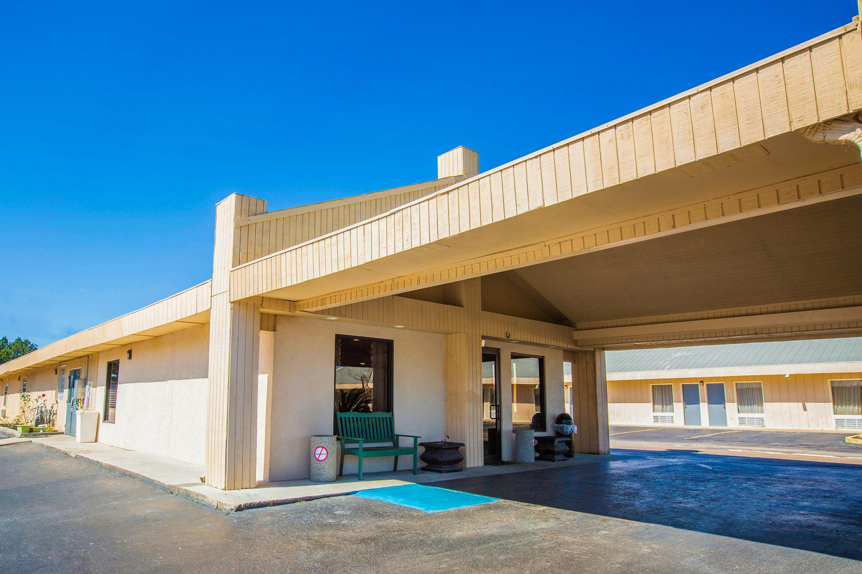 ברוקהייבן Rodeway Inn & Suites מראה חיצוני תמונה