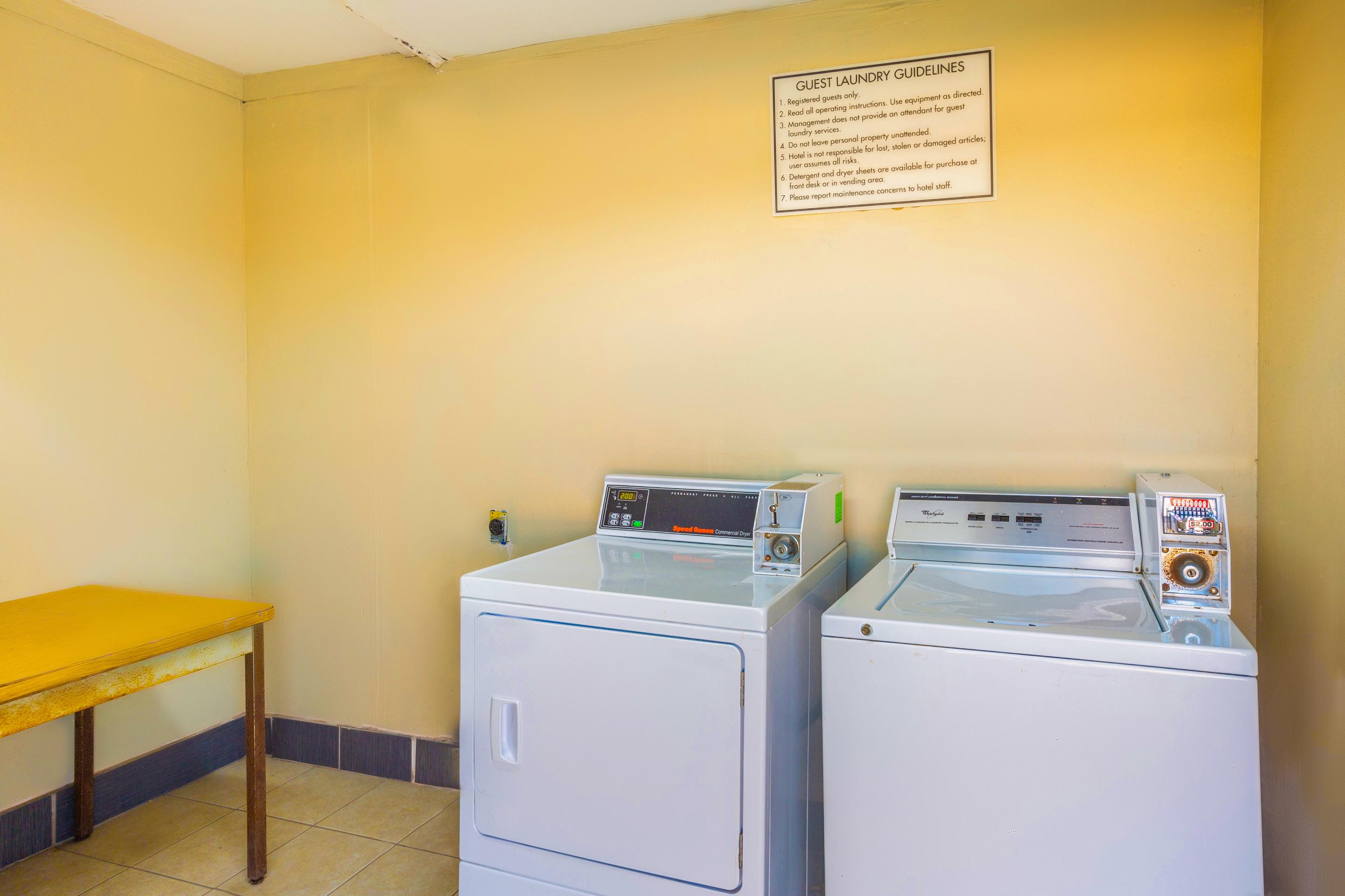 ברוקהייבן Rodeway Inn & Suites מראה חיצוני תמונה