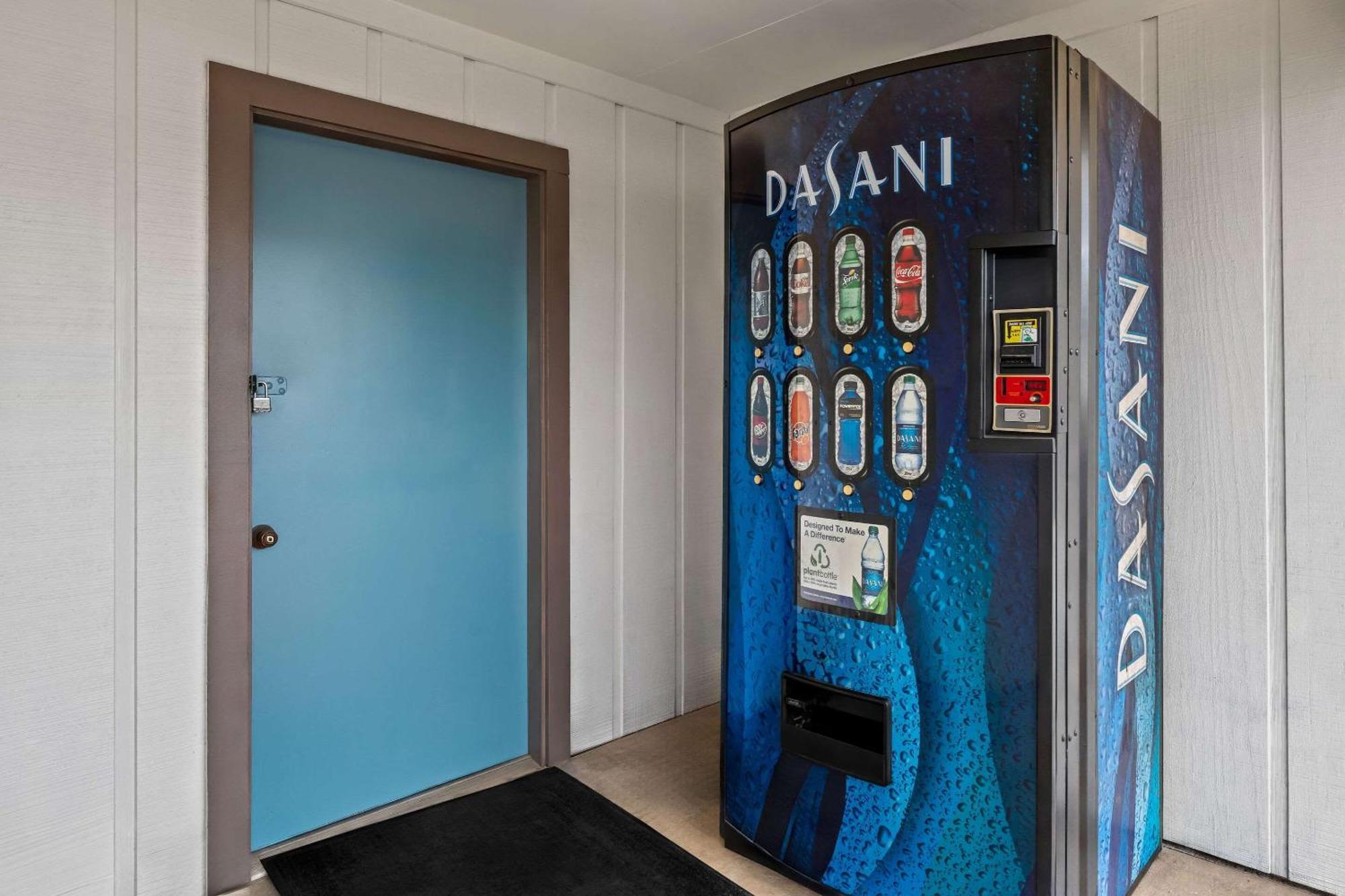 ברוקהייבן Rodeway Inn & Suites מראה חיצוני תמונה