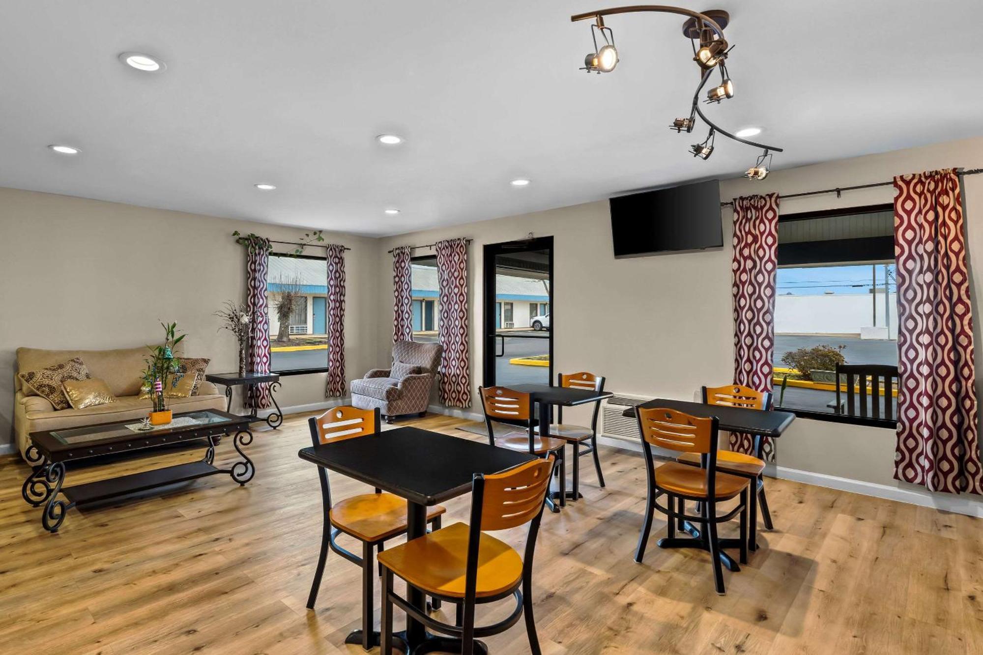 ברוקהייבן Rodeway Inn & Suites מראה חיצוני תמונה
