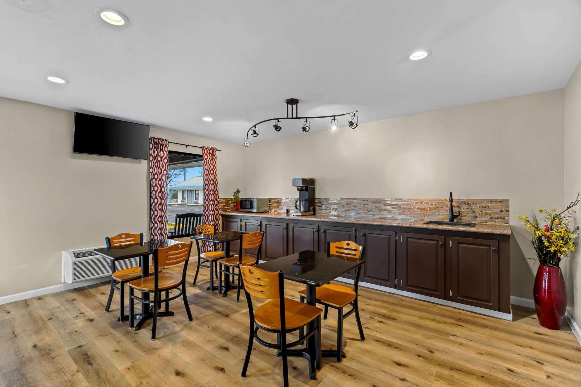 ברוקהייבן Rodeway Inn & Suites מראה חיצוני תמונה