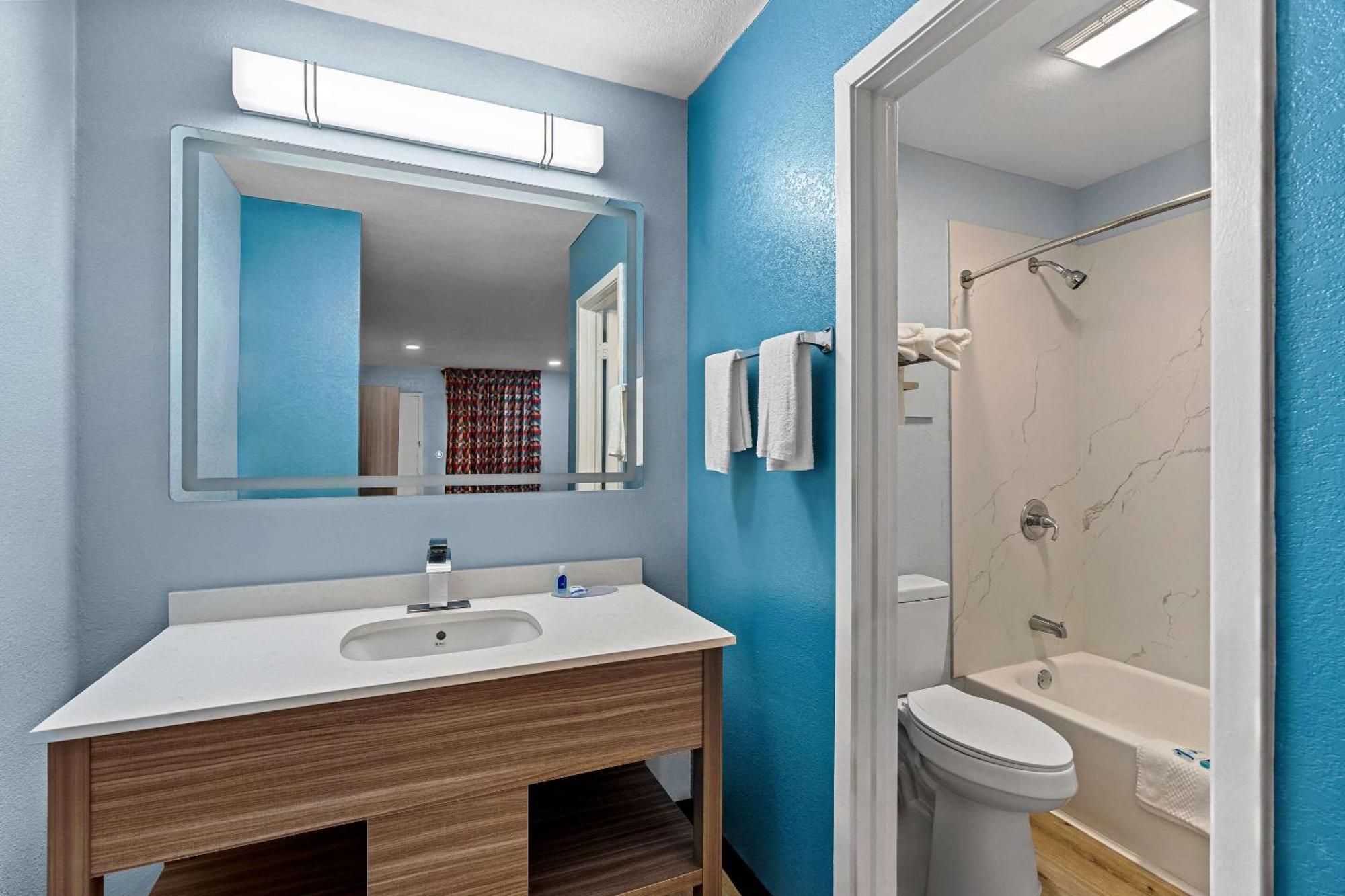 ברוקהייבן Rodeway Inn & Suites מראה חיצוני תמונה
