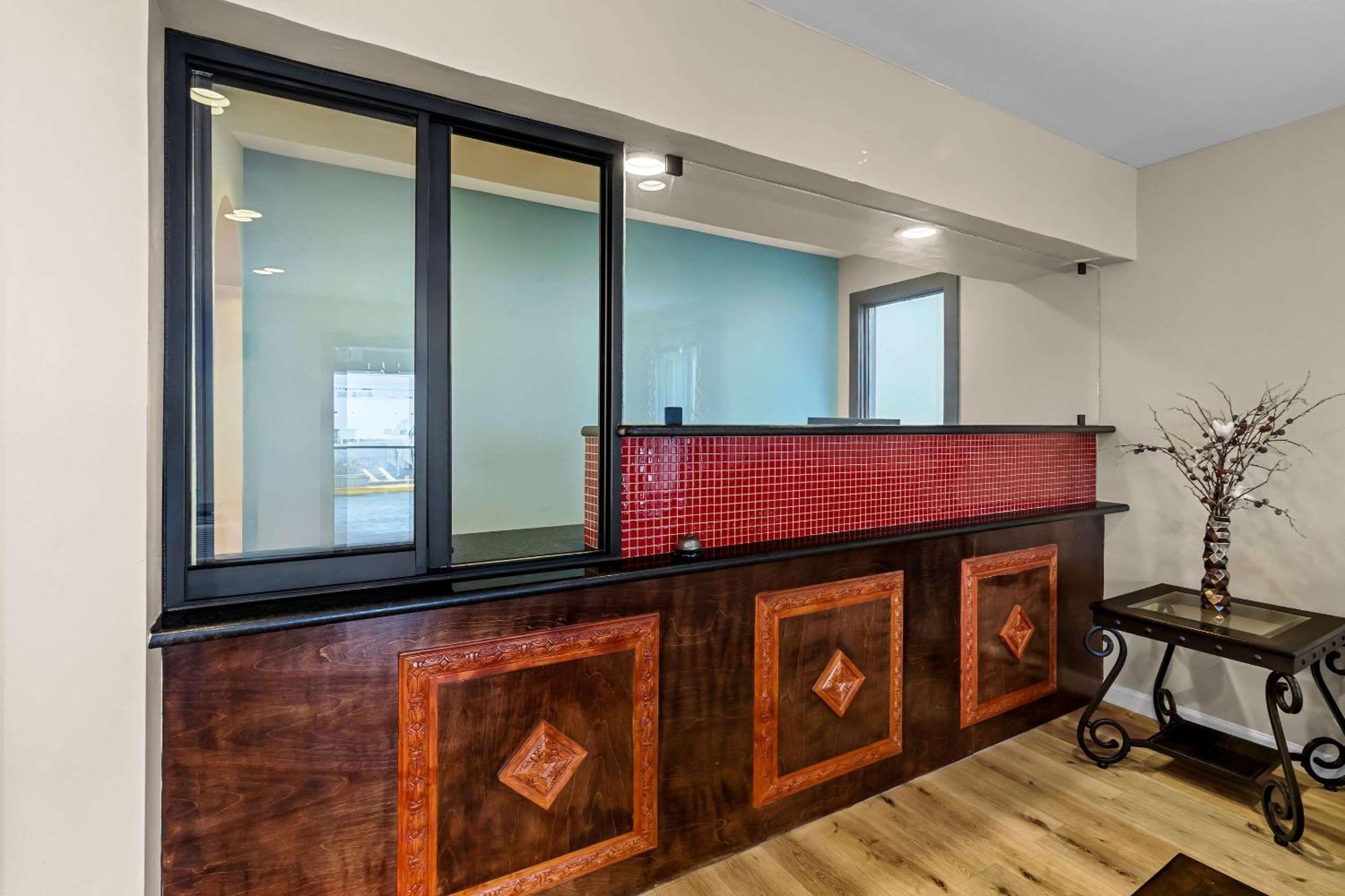 ברוקהייבן Rodeway Inn & Suites מראה חיצוני תמונה