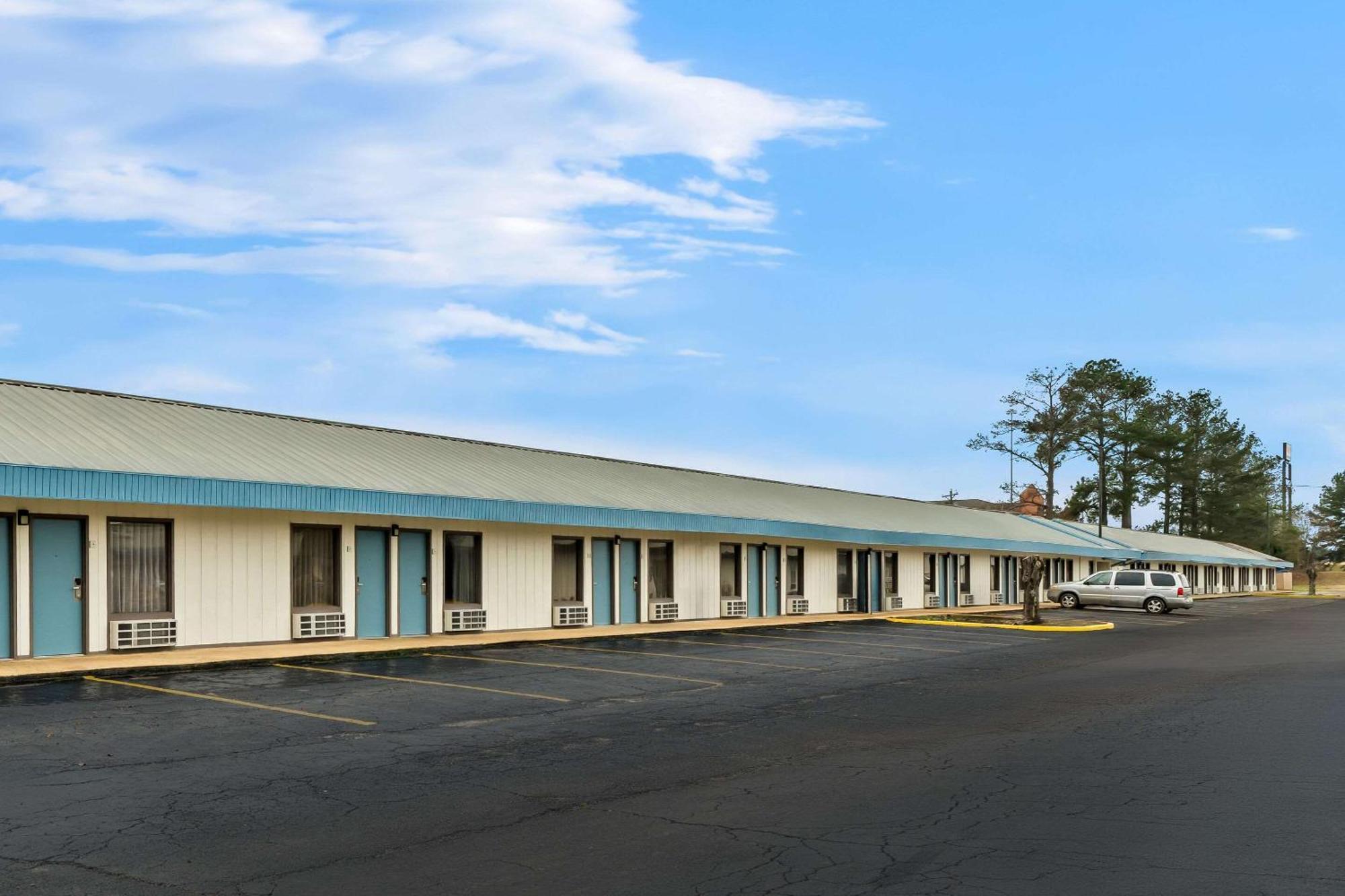 ברוקהייבן Rodeway Inn & Suites מראה חיצוני תמונה