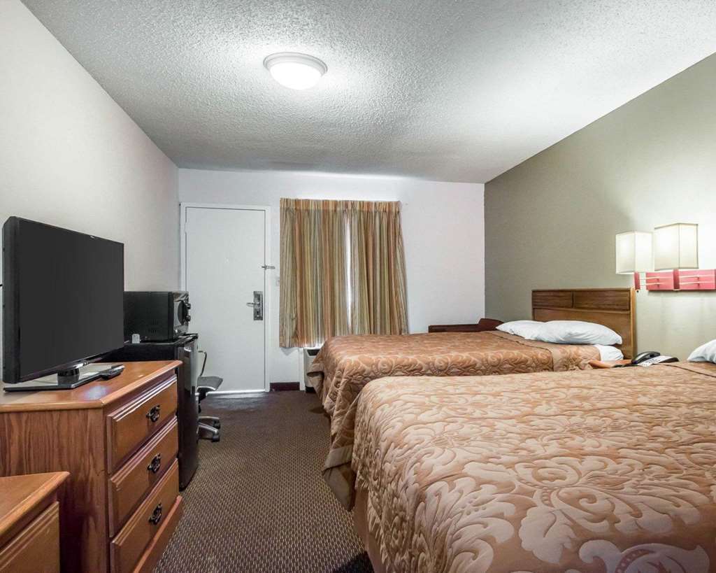 ברוקהייבן Rodeway Inn & Suites חדר תמונה
