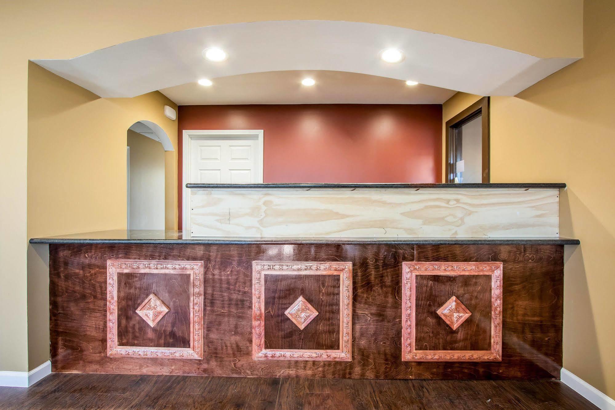 ברוקהייבן Rodeway Inn & Suites מראה חיצוני תמונה