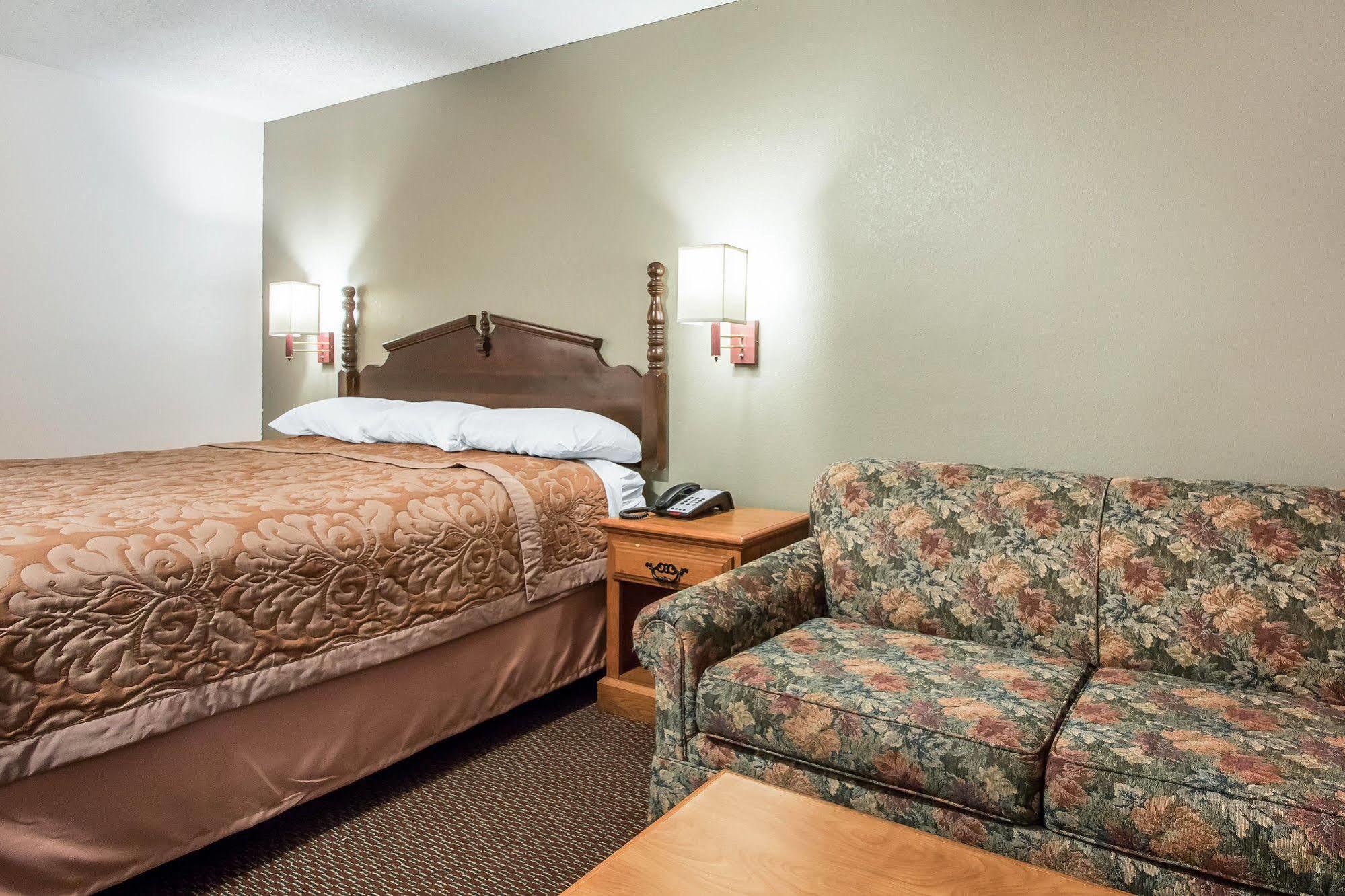 ברוקהייבן Rodeway Inn & Suites מראה חיצוני תמונה