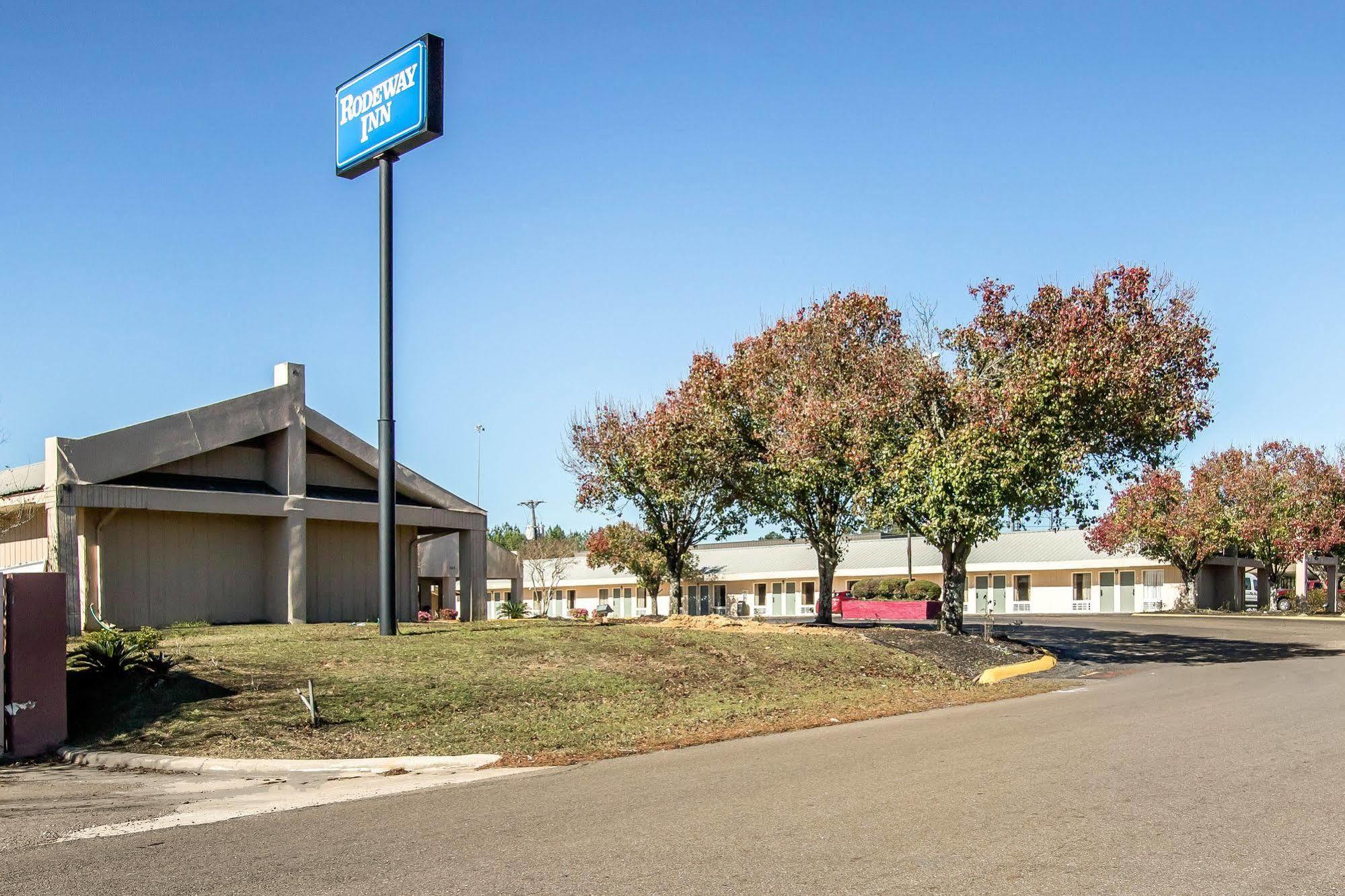 ברוקהייבן Rodeway Inn & Suites מראה חיצוני תמונה