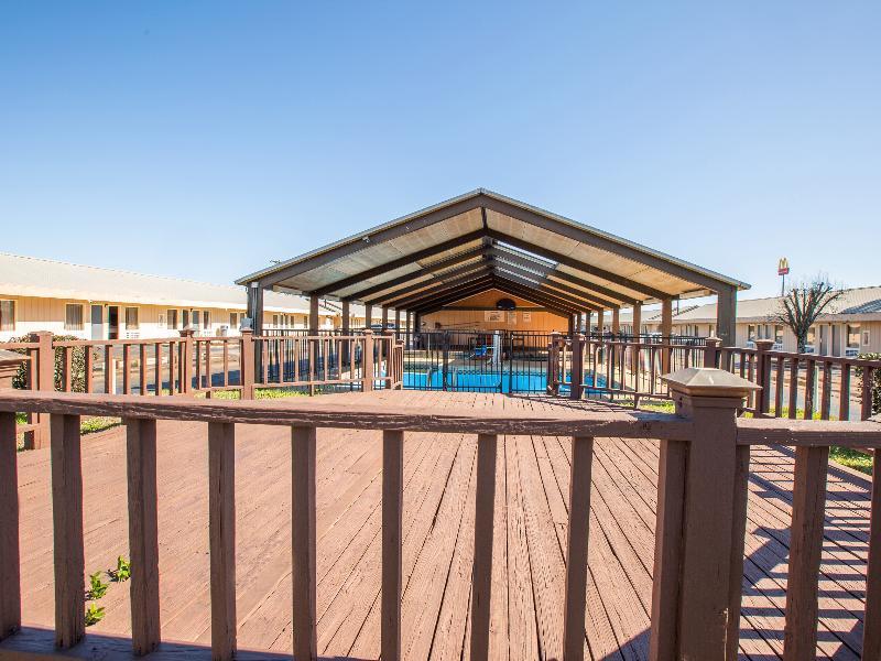 ברוקהייבן Rodeway Inn & Suites מראה חיצוני תמונה